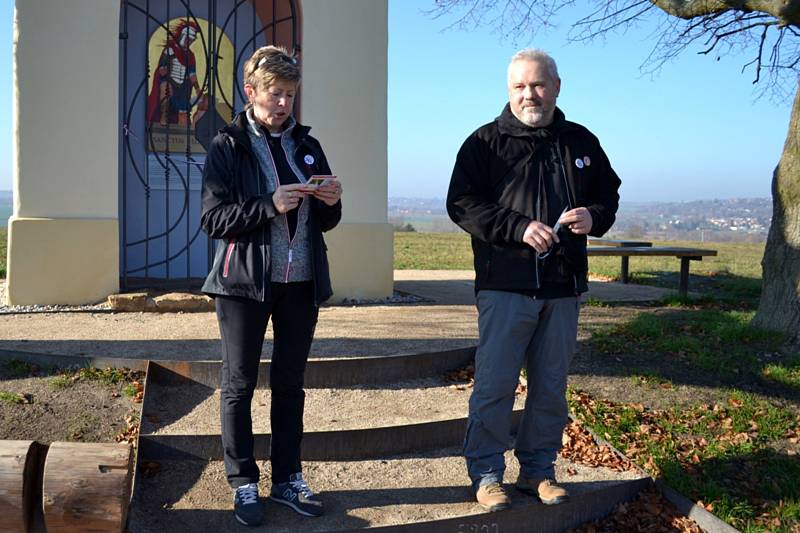 Po otevření zrekonstruované kapličky si účastníci vyšlápli na nedalekou haldu bývalého dolu Nosek