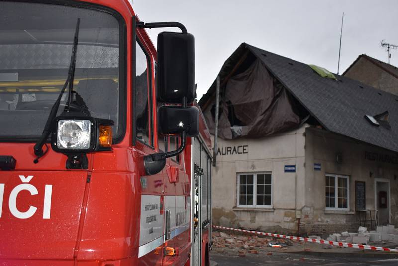 Asi nejhůře dopadla v Kladně Restaurace Na Růžku v Doberské ulici. Vzduchem lítaly cihly i tvárnice. Ulice bude v pondělí ještě nějakou dobu uzavřená.