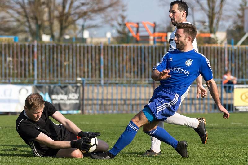 SK Slaný (v modrém) přehrál doma Poděbrady jasně 3:0.