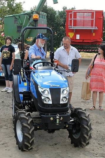 Polní den se konal ve družstvu Agra Řisuty na pracovišti v Ledcích.