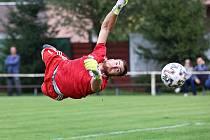 Velvary (v modrém)  v ČFL porazily Duklu Praha B 3:1. Brankář Měsíček. Foto: Roman Mareš