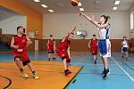 Mladí basketbalisté Kladna (v modrobílém) dělají velké pokroky. 