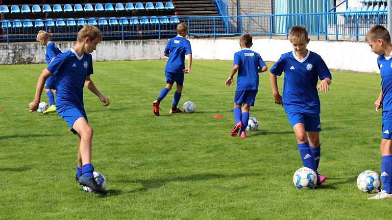 Trenér reprezentace Jaroslav Šilhavý a jednadvacítky Jan Suchopárek navštívili letní přípravný kemp mládeže SK Kladno.