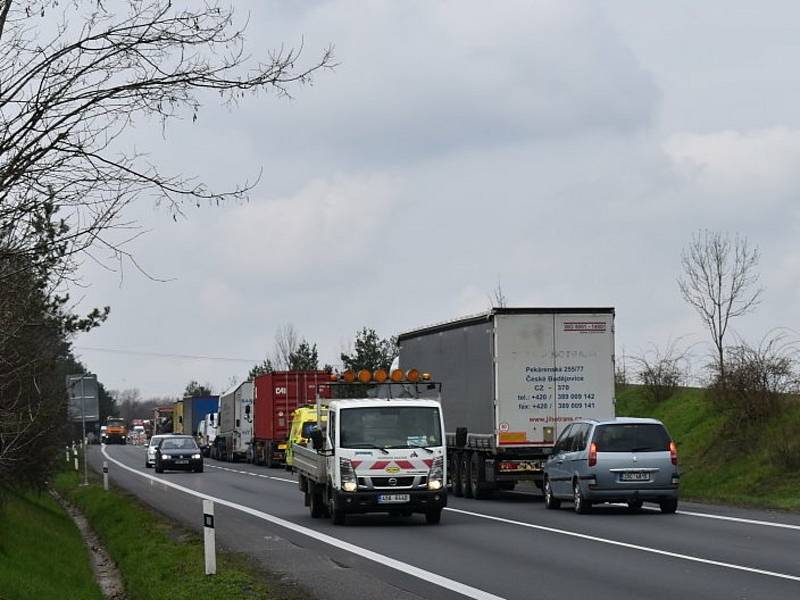 Na rychlostní silnici u Slaného si postojíte v kolonách a stejně tak ve městě, kde probíhají rovněž opravy komunikací.