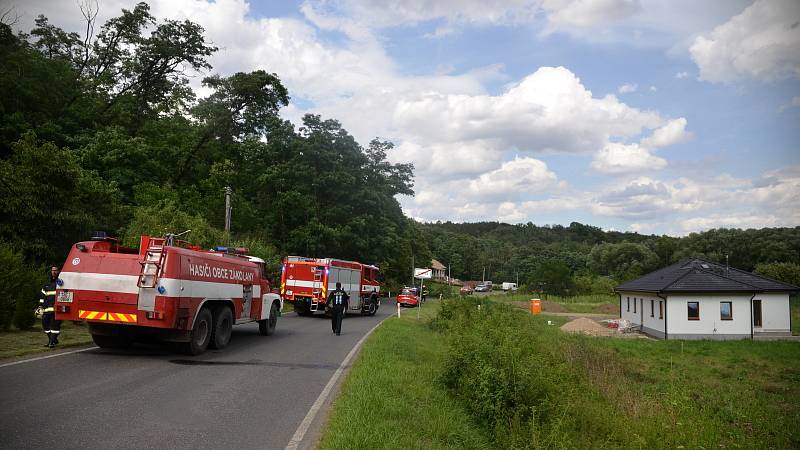 Strom při pádu poškodil elektrické vedení, zároveň zablokoval silnici číslo 101.