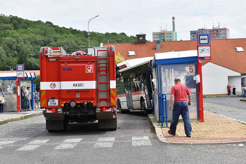 Autobus ve Slaném smetl zastávku, jeden chlapec zemřel.