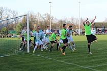 Velvary (v zeleném) zdolaly brankou Vošmery Hostouň 1:0. 