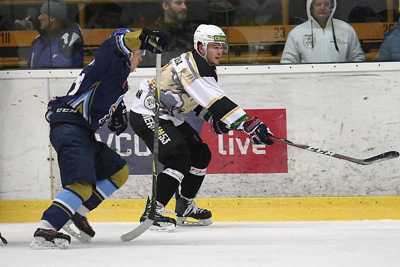 Kladno (v modrém) srolovalo před novým rokem Kadaň na jejím ledě 7:1.