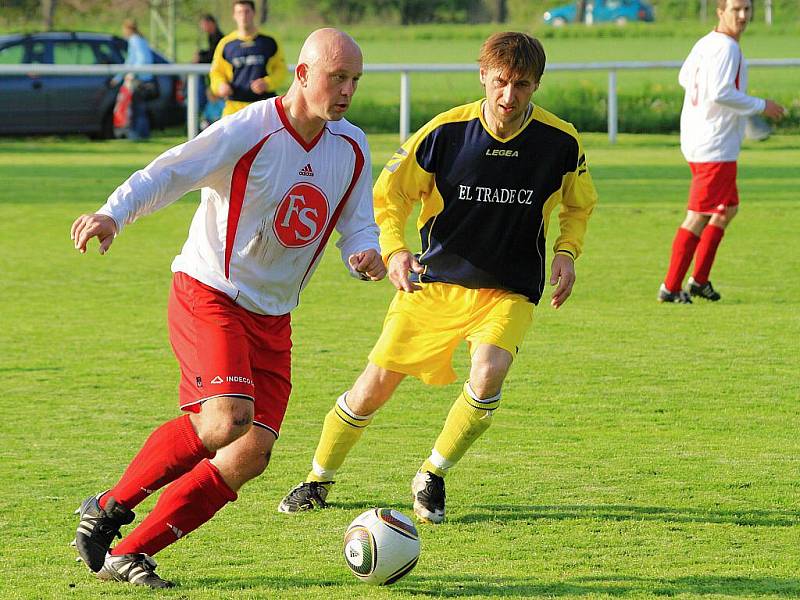 Roman Pavelec rozvíjí další útok / Sokol Lidice - Sokol Záryby 4:1, 1.B třída skupina B - Středočeský kraj , 20.k., 8.5.2010	