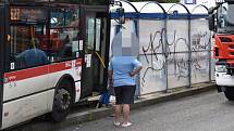 Autobus ve Slaném smetl zastávku, jeden chlapec zemřel.