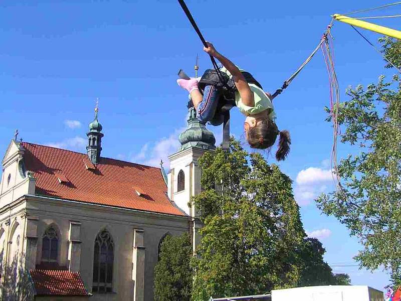 Na trampolíně děti skákaly málem až k nebi.