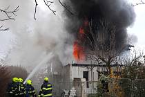 Z požáru rodinného domu ve Pcherách v neděli 10. dubna 2023.