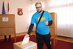 Novostrašečtí občané u voleb na místním městském úřadě a v kulturním centru.