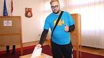 Novostrašečtí občané u voleb na místním městském úřadě a v kulturním centru.