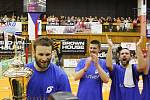  Borek Fokt, kapitán Kladna, přebírá pohár pro mistry! / Brownhouse Volleyball.cz Kladno - Dukla Liberec 3:0 , 6. finalový zápas Vol. Kooperativa elh mužů 2009/10, hráno 6.5.2010 - Kladno je mistrem ligy pro sezonu 2009/10 (serie 4:2)