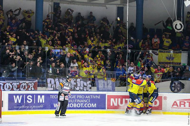 České Budějovice porazily ve čtvrtém zápase série Kladno (v modrém) a snížily stav na 1:3.