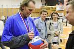  Jindřich Licek podepisuje míč fanouškovi /  Brownhouse Volleyball.cz Kladno - Dukla Liberec 3:0 , 6. finalový zápas Vol. Kooperativa elh mužů 2009/10, hráno 6.5.2010 - Kladno je mistrem ligy pro sezonu 2009/10 (serie 4:2)