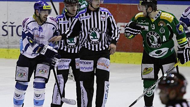 Rozmíška mezi Jardou Kallou a Davidem Vrbatou // HC Vagnerplast Kladno - HC Mladá Boleslav 4:3, O2  ELH 2010/11, hráno 11.3.2011