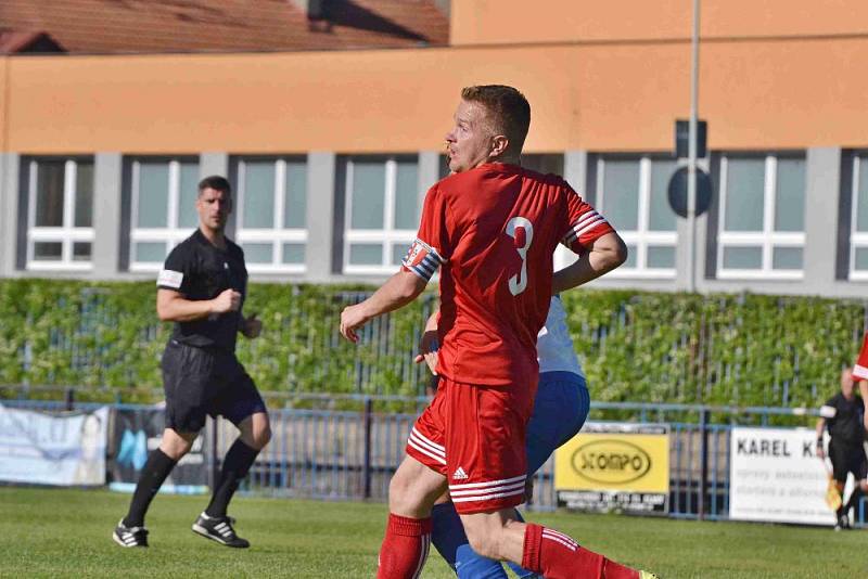 Slaný (v bílém) přehrálo 1:0 Libušín a poslalo ho o soutěž níž.