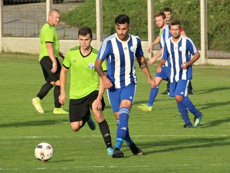 Dynamo Nelahozeves porazilo Čechii Velká Dobrá (v pruhovaném) jasně 4:0