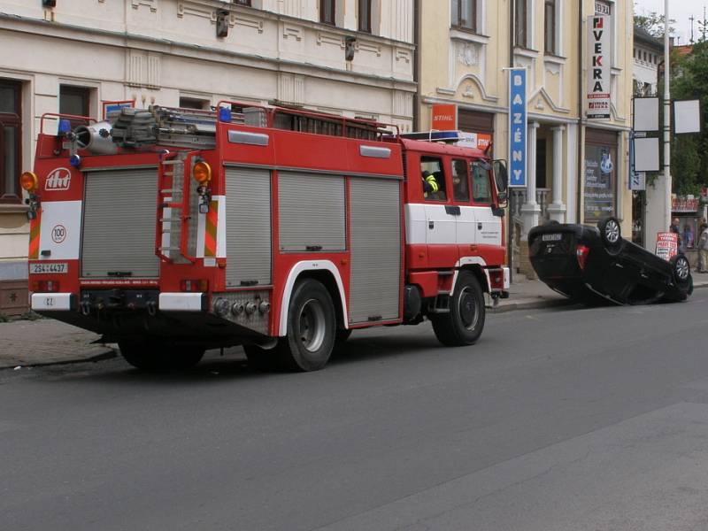 Nehoda se stala v ulici Gen. Klapálka. Provoz zde musela odklánět policie.