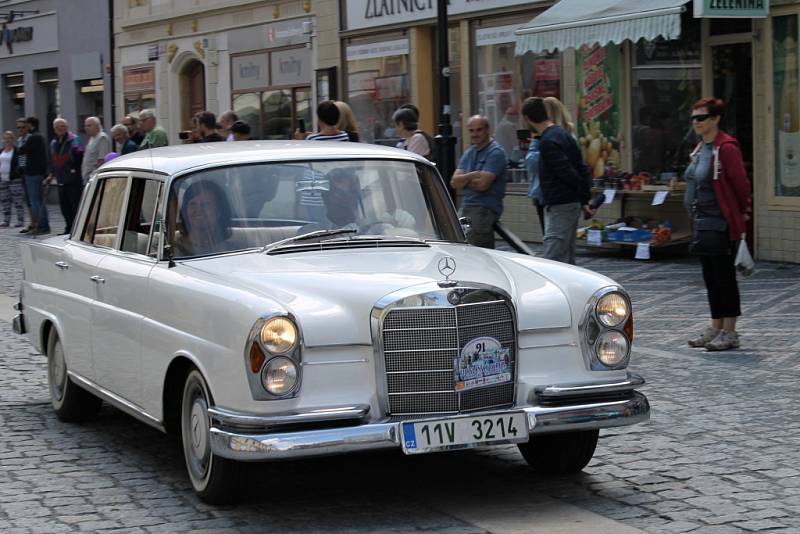 Legendární jízda historických vozidel přilákala opět po roce do Slaného desítky účastníků. První okruh se jel už před pětašedesáti lety.