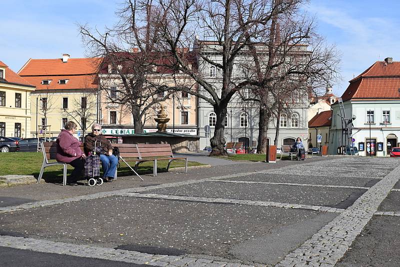 První den karantény v ulicích Slaného.