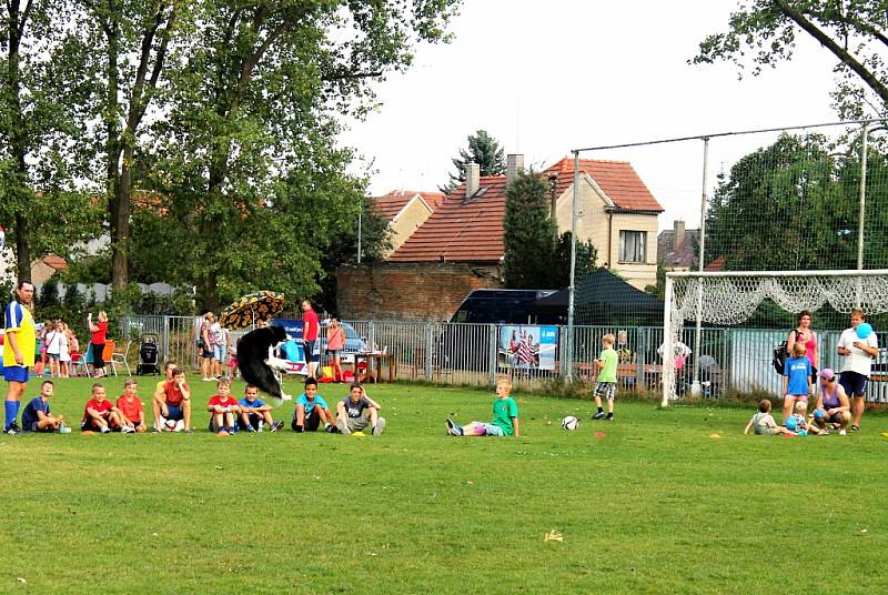 Den sportu a zábavy na fotbalovém hřišti v Unhošti.
