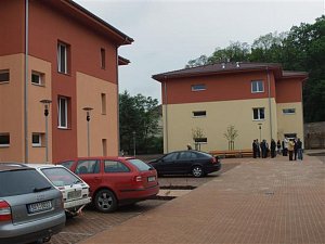 Dva bytové domy ve Vrapické ulici v Kladně slouží seniorům už třináct let.