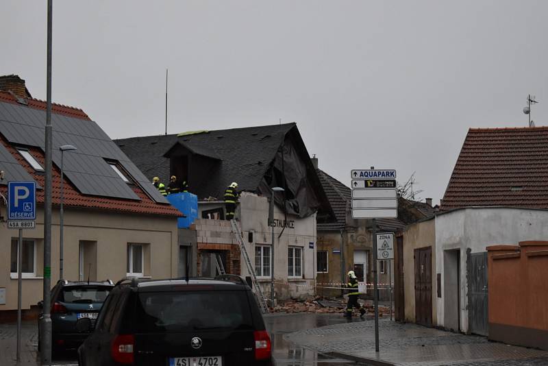 Asi nejhůře dopadla v Kladně Restaurace Na Růžku v Doberské ulici. Vzduchem lítaly cihly i tvárnice. Ulice bude v pondělí ještě nějakou dobu uzavřená.