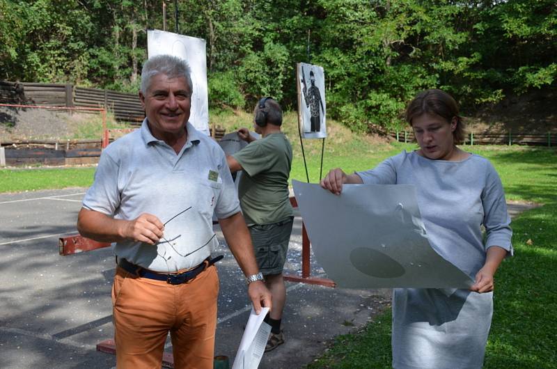 Druhý ročník soutěže střelby z pistole ve Zvoleněvsi na počest válečného veterána Ludvíka Darovce.