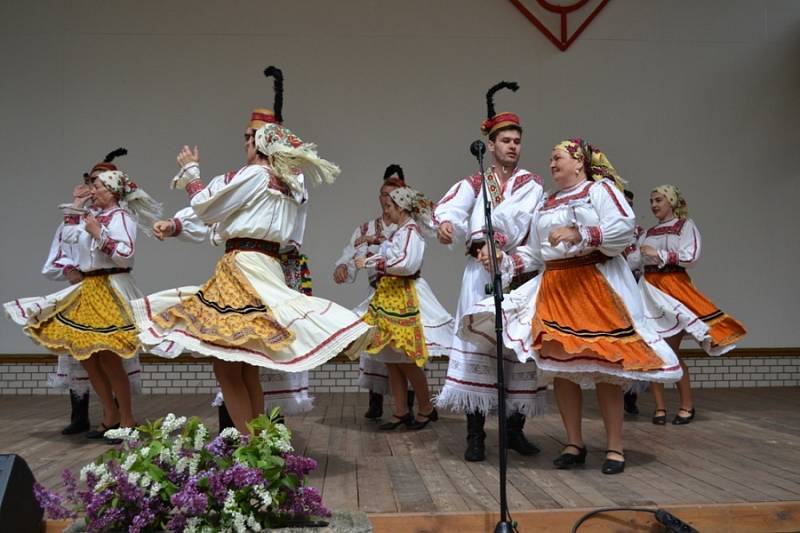 Nedělní program folklorního festivalu v místním amfiteátru.