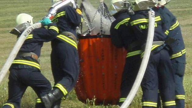 Výcvik při plnění bambivaku v podání dobrovolných hasičů z Braškova. Tyto obří vaky se používají například při hašení lesních požárů. Voda z pytle je shazována z vrtulníku.