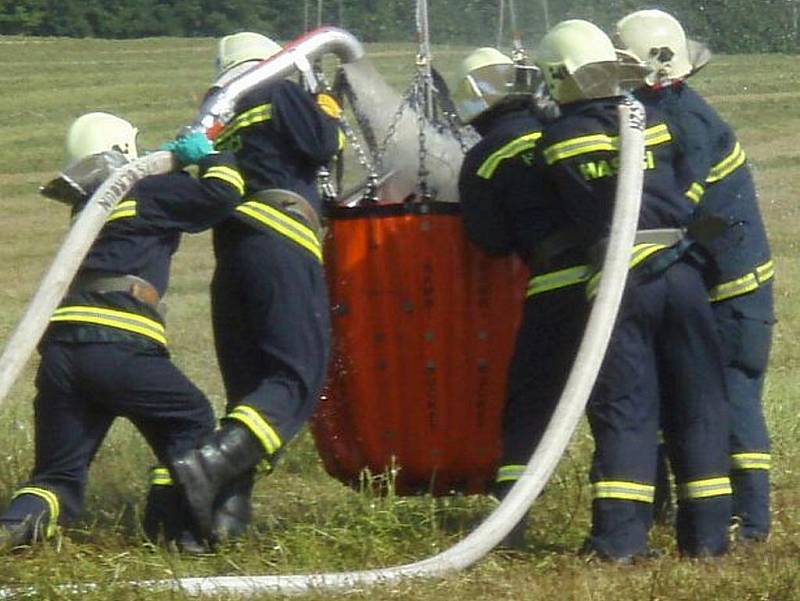 Výcvik při plnění bambivaku v podání dobrovolných hasičů z Braškova. Tyto obří vaky se používají například při hašení lesních požárů. Voda z pytle je shazována z vrtulníku.