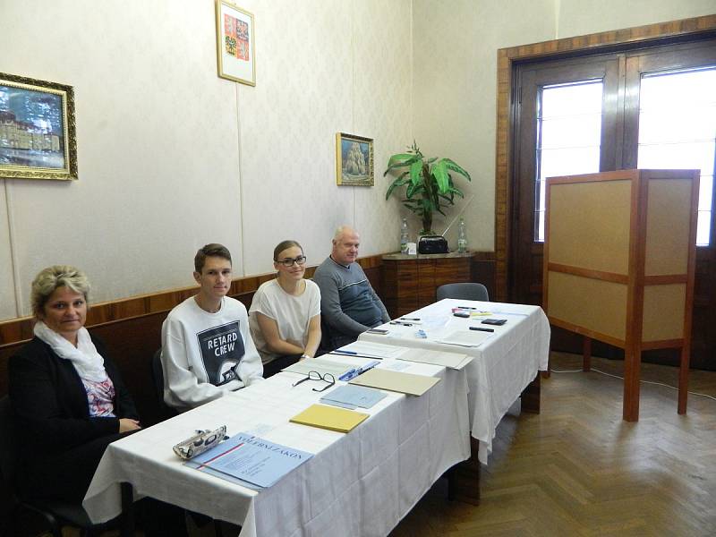 Volební komise šestého za okrsek č. 6 Stochov - Slovanka seděla v prezidentském salonku T.G. Masaryka na místní železniční stanici. 