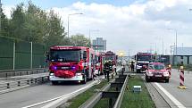 Požár autobusu a tahače na Pražském okruhu.