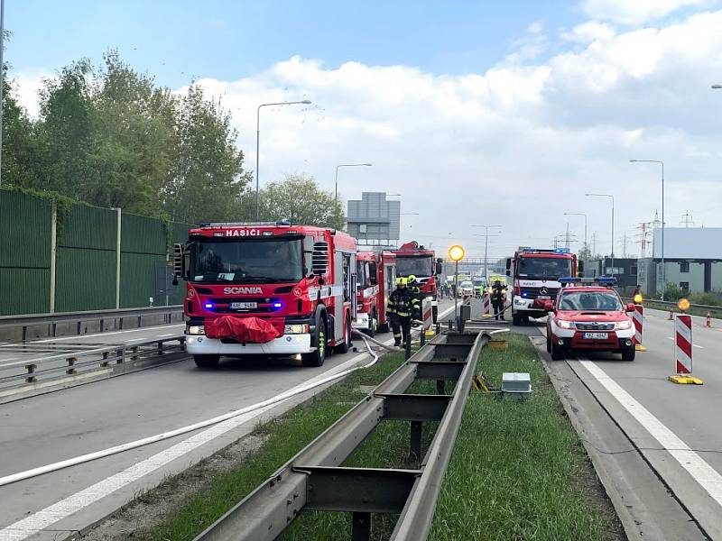 Požár autobusu a tahače na Pražském okruhu.