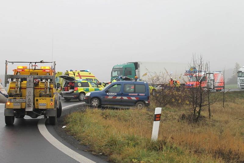 Vážná dopravní nehoda se stala dopoledne 20. listopadu na silnici I/7 u Slaného na exitu u Kvíce. Nehoda ochromila silnici na několik hodin.