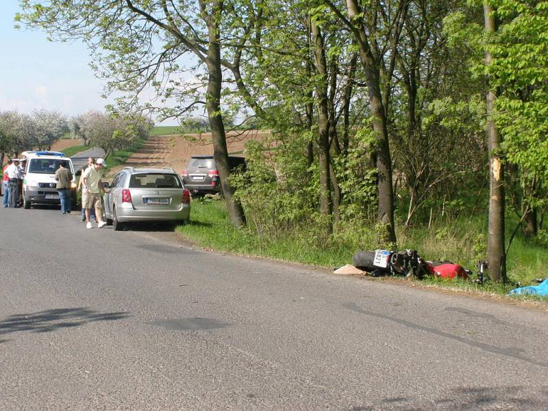 Na silnici mezi Kamennými Žehrovicemi a Žilinou zahynul motorkář.