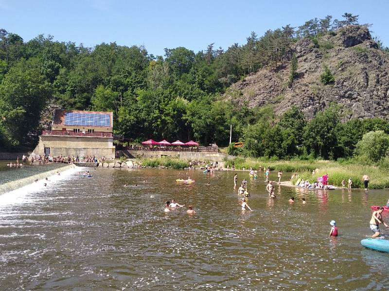 Berounka v Sýkořici a Račicích vábí plavce i vodáky z Kladenska, Rakovnicka u další koutů regionu.