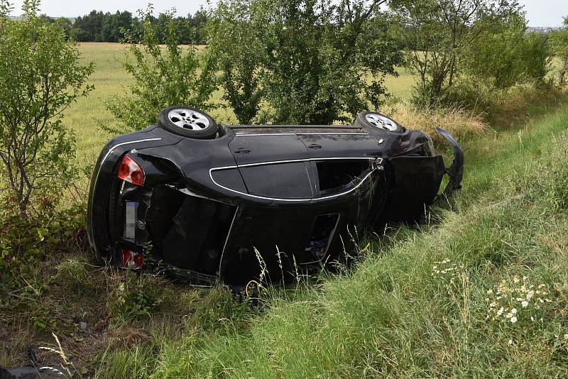 U odbočky na Přelíc havarovalo černé auto značky Volkswagen.