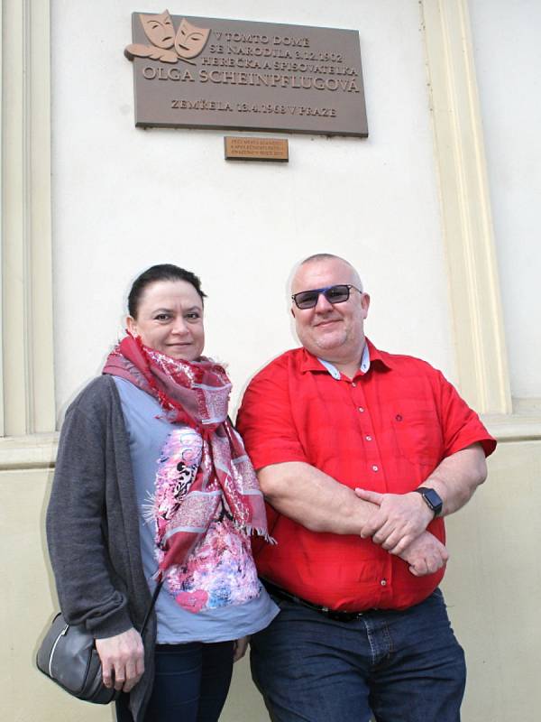 Alena Šandová a Martin Doupovec před rodným domem Olgy Scheinpflugové ve Slaném.