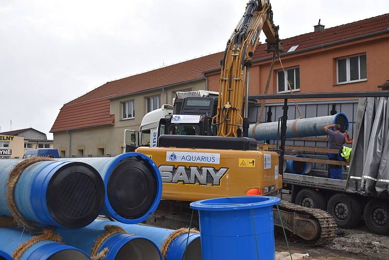 Páteřní křižovatka u kladenského zimáku je uzavřena, vznikne zde kruhák.