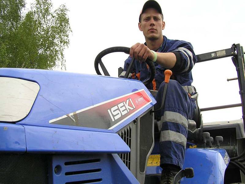 Ludvík Eisenhammer z MPS Kladno vyráží s traktůrkem na sekání trávy téměř denně.