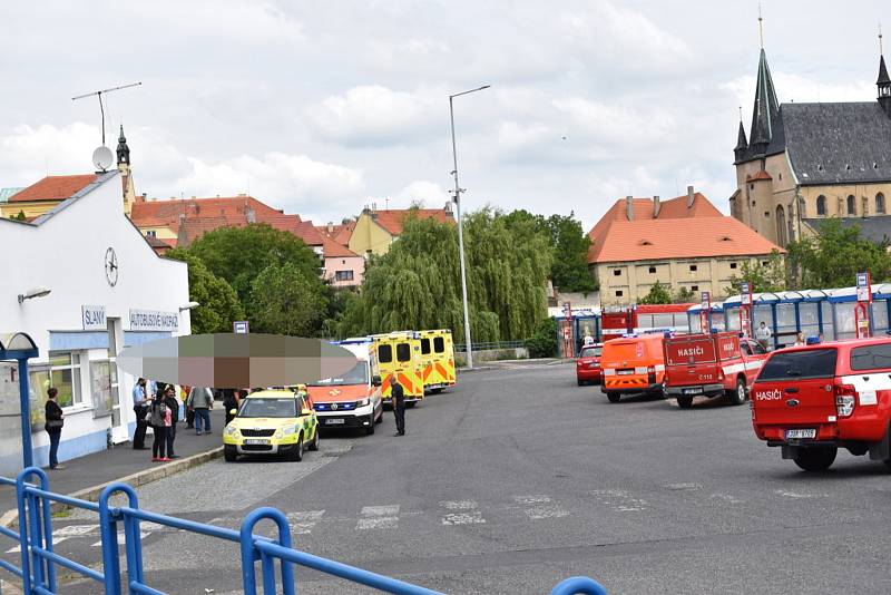 Autobus ve Slaném smetl zastávku, jeden chlapec zemřel.