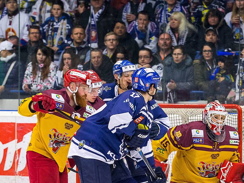 Kladno - Jihlava, 6. zápas, tvrdá rána pukem do obličeje poznamenala Romana Přikryla. Přesto přispěl zásadně k k vítězství 3:2.