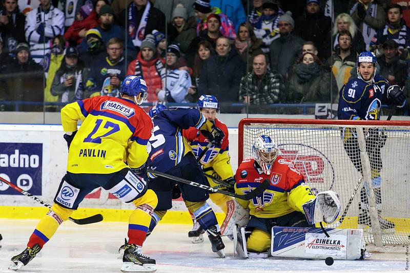 České Budějovice porazily ve čtvrtém zápase série Kladno (v modrém) a snížily stav na 1:3.