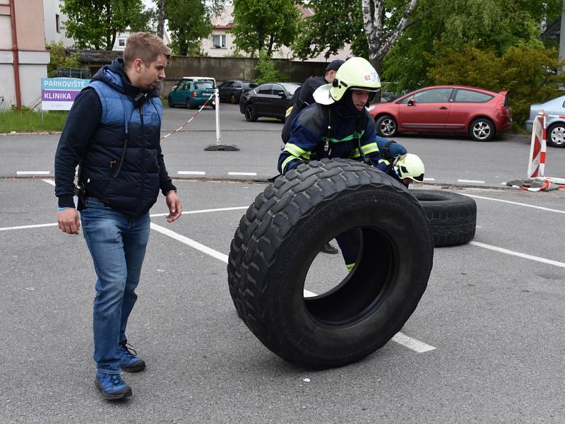 Studenti závody uctili památku Jana Lewinského.