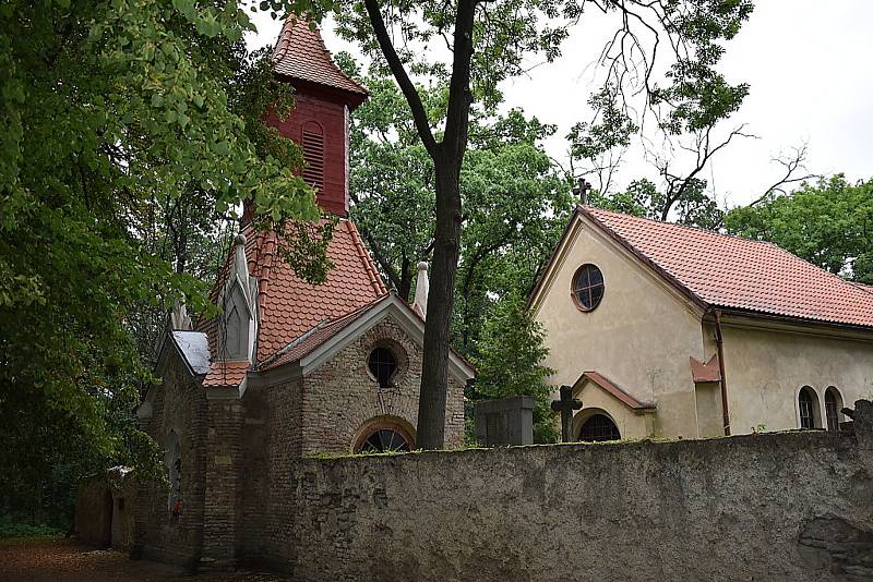 Stav hřbitovní zdi u svatého Jana v Kladně-Dubí je zoufalý.