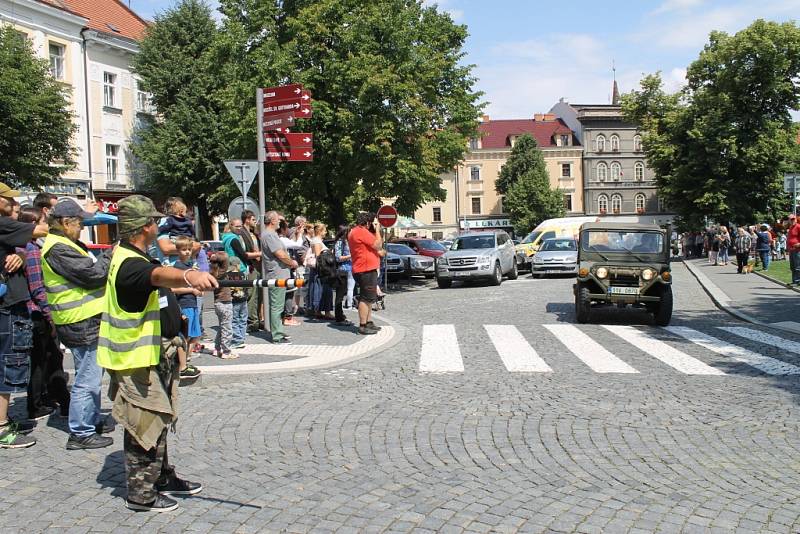 Legendární jízda historických vozidel přilákala opět po roce do Slaného desítky účastníků. První okruh se jel už před pětašedesáti lety.